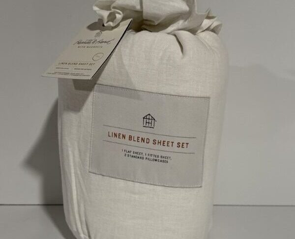 Linen Blend Bed Sheet set Size Full Heart and Hand with Magnolia