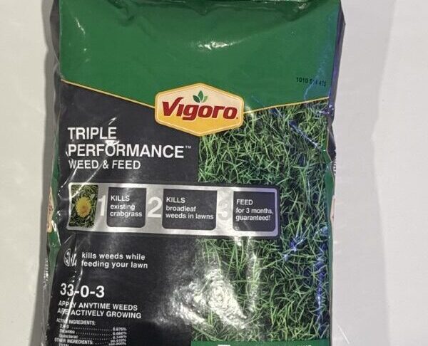 Vigoro Triple Performance weed and feed covers 4,000 sqft